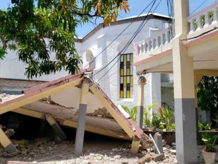 Haiti Earthquake Rescuers Search Rubble For Survivors Nature Isle News