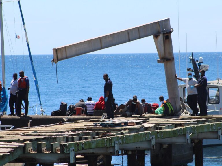Police intercept boat with Haitians and Dominicans in an illegal move