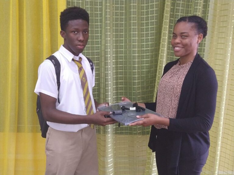 DGS Class of 87 donates laptop computer to DGS student