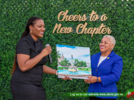 Her Ladyship Pereira was presented with a painting of the Fountain in Independence Square