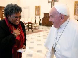 Prime Minister Mia Amor Mottley and Pope Francis (VATICAN MEDIA Divisione Foto