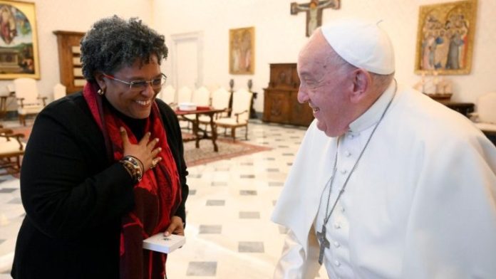 Prime Minister Mia Amor Mottley and Pope Francis (VATICAN MEDIA Divisione Foto