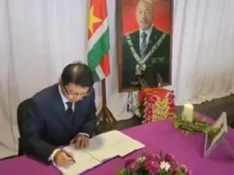 Chinese ambassador Lin Ji signs the condolence book at the NDP office in Ocer. (Photos NDP)