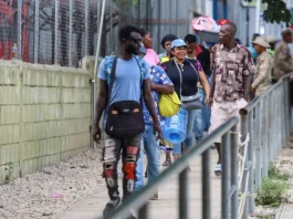 Haitian citizens cross the border between Anse-à-Pitres in Haiti and Pedernales in the Dominican Republic on June 20, 2024. (Photo: AFP)