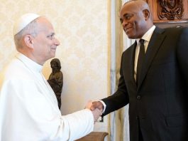 The Prime Minister of the Commonwealth of Dominica in a meeting with Pope Leo (@Vatican Media)