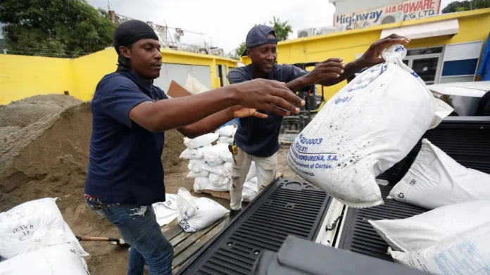 9c4a7270-b322-11f0-8419-83f831593ad2.jpg Residents in Kingston prepare for the storm with sandbags