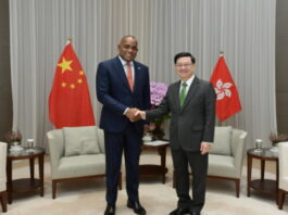 The Chief Executive, John Lee (right), meets with the Prime Minister of Dominica, Roosevelt Skerrit (left) (Photo courtesy Government of Hong Kong),